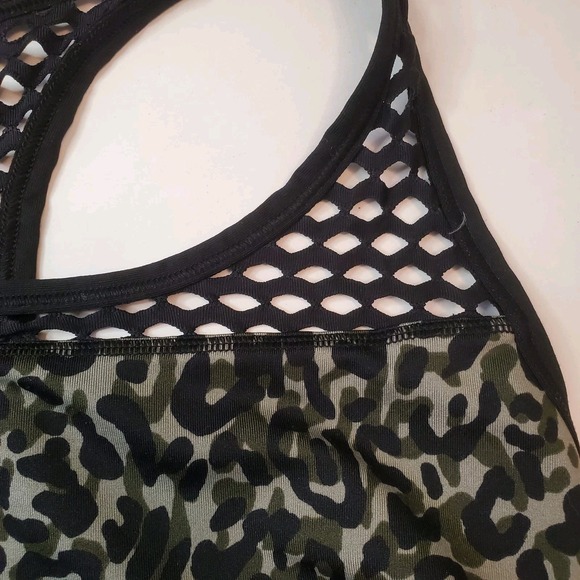 PINK Victoria's Secret Ultimate Sports Bra‎ Camo Cut-Out Size Medium Green Black - Picture 3 of 6